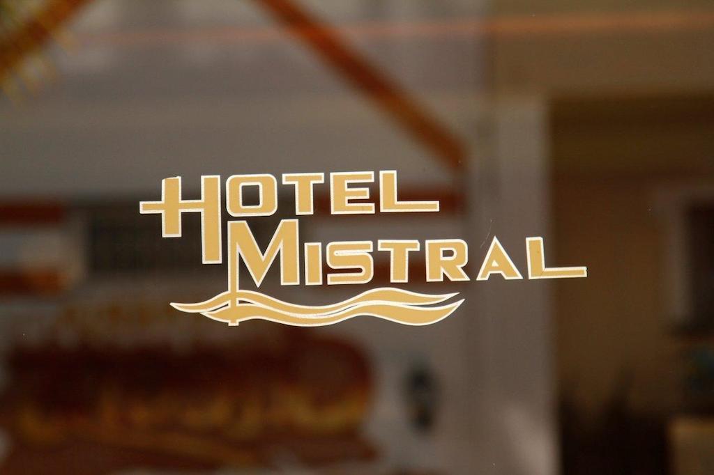 Hotel Mistral Пирея Екстериор снимка